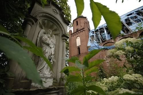 8. Piotr Kras - Stela i stary zrujnowany kościół protestancki, fotografia z zestawu dokumentalnego "Śladami Olendrów"
