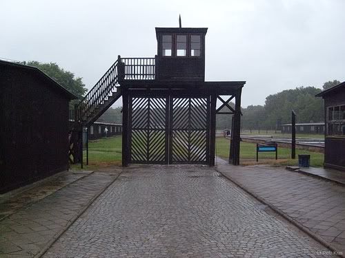 9. Piotr Kras - "Brama śmierci" - hitlerowski obóz koncentracyjny Stutthof w Sztutowie. Przez bramę śmierci przeszło ok. 110'000 ludzi. Obozu nie opuściło 65'000 zamordowanych.
