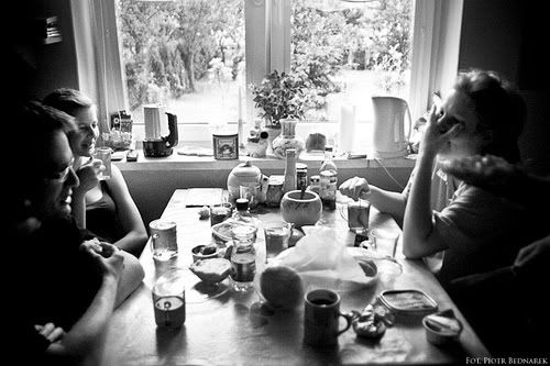 13. Piotr Bednarek - Kuba, Karolina i Ola jedzą śniadanie po całonocnej imprezie.