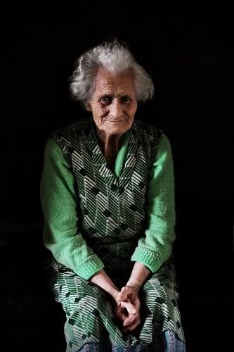 13. Patrycja Zubrzycka - Pani Marianna ma 93 lata. Właśnie czeka na syna, który spóźnia się na obiad. Na jesieni Jej wnuczek żeni się z dziewczyną ze Śląska.